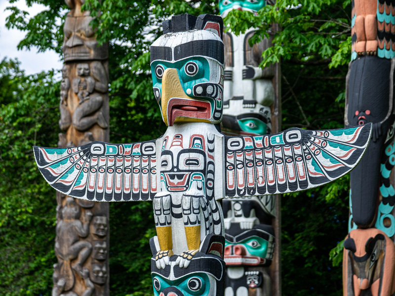 https://discovervancouvertours.com/wp-content/uploads/2022/12/©DCT-LisanneSmeele-Totems-StanleyPark-Vancouver.jpg