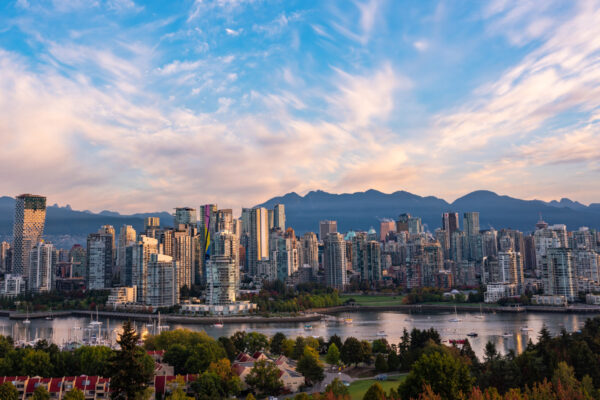 https://discovervancouvertours.com/wp-content/uploads/2022/12/©DestinationVancouver-AlbertNormandin-VancouverSkyline-600x400.jpg