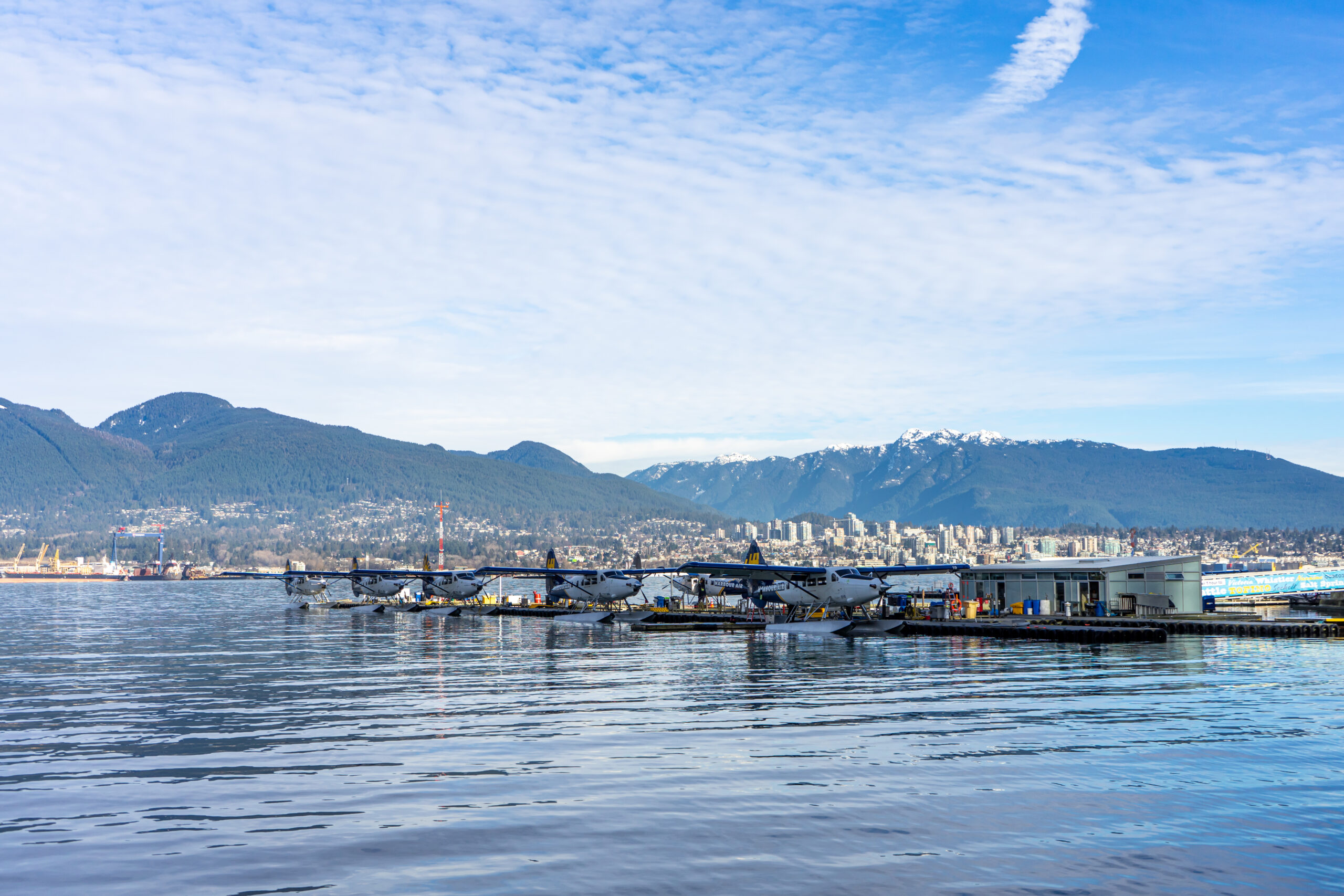 https://discovervancouvertours.com/wp-content/uploads/2022/12/©Lisanne_Smeele_Vancouver_Harbour_Air-scaled.jpg