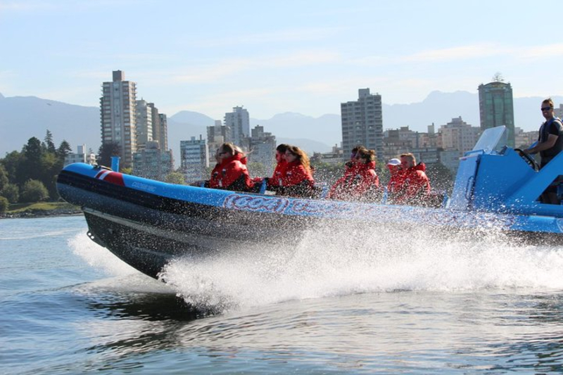 https://discovervancouvertours.com/wp-content/uploads/2025/04/©Vancouverwateradventures_CitySealsBoat-1.jpg