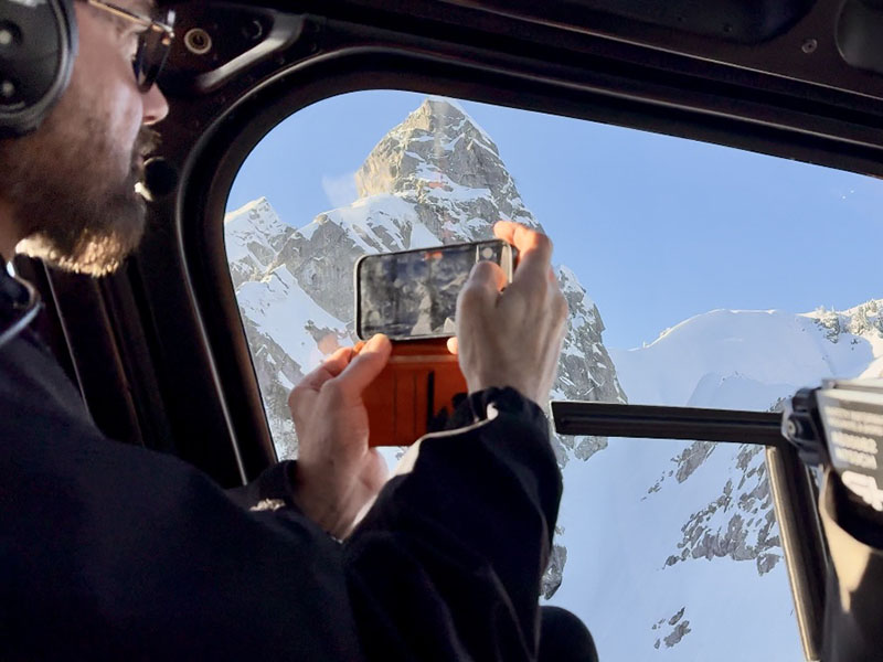 https://discovervancouvertours.com/wp-content/uploads/2025/07/©SKY-Helicopters-Carousel-2-800x600-72.jpg