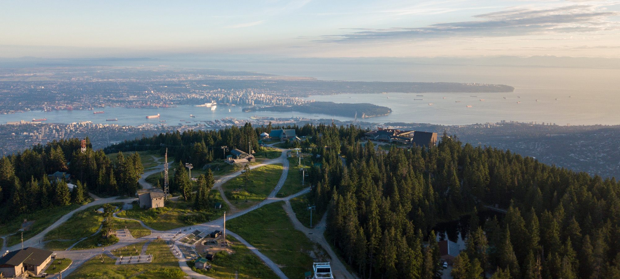 https://discovervancouvertours.com/wp-content/uploads/2025/10/Grouse-Mountain-view©GrouseMountain_2000x900.jpg